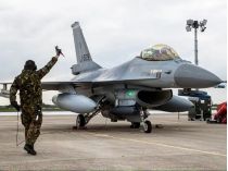 Взлет F-16