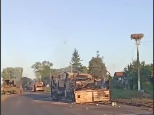 В сети появились видео из Курской области с сожженой военной колонной и десятками убитых солдат