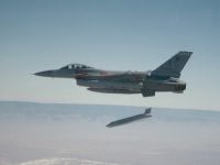 F-16 при пуске ракеты. Фото иллюстративное, источник - US Air Force