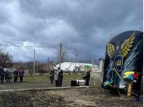 Стела в Богдановке в честь павших защитников «И мертвым, и живым, и нерожденным»