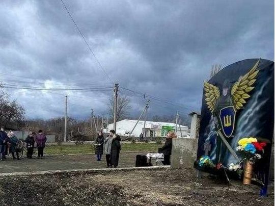 Стела в Богданівці на честь полеглих захисників «І мертвим, і живим, і ненародженим»