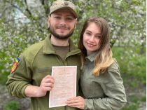 Олексій та Тетяна Борис із свідоцтвом про шлюб