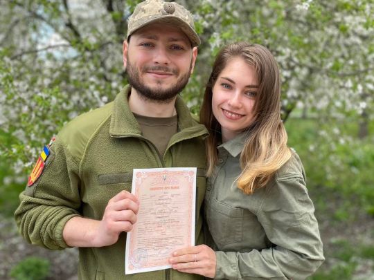 Олексій та Тетяна Борис із свідоцтвом про шлюб