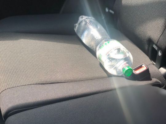 пляшка з водою в машині 