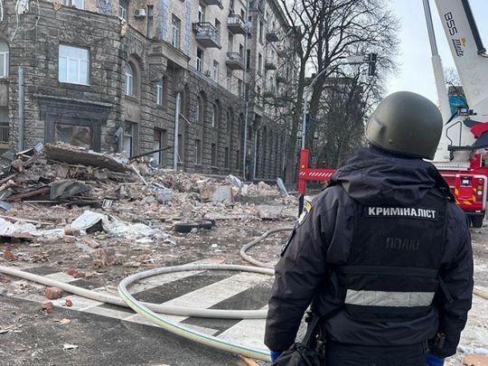 В Києві уламки дрона пошкодили житловий будинок. Фото Нацполіції