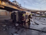 Занесло: фура злетіла з&nbsp;мостопроводу на&nbsp;Видубичах у&nbsp;Києві (фото, відео)