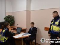 Поліція розмовляє з підлітком, фото поліції Києва