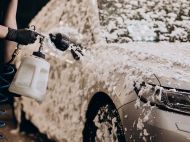 Багато хто з&nbsp;водіїв робить цю&nbsp;помилку на&nbsp;автомийці: як&nbsp;правильно мити машину взимку