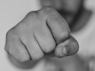 В&nbsp;ТЦК под Киевом военные избили правозащитницу, вступившуюся за&nbsp;насильно мобилизованного (фото)