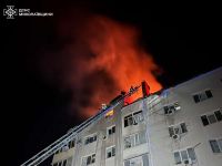 В Миколаєві уламки дрона впали на багатоповерхівку. Фото ДСНС