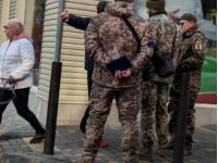 Военные общаются с гражданским / Скриншот видео