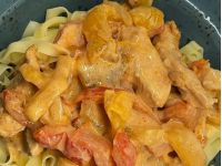 Рецептом курицы со сливками поделилась кулинар Лиза Глинская. Фото скриншот