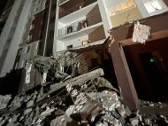 Ворог вкотре атакував мирні міста України: під Києвом пошкоджено багатоповерхівку, виникла пожежа