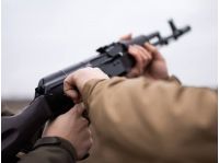 Невідомий у балаклаві застрелив військового та забрав його зброю. Ілюстративне фото