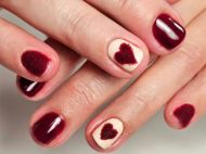Fluffy nails: соцмережі захопила мода на&nbsp;&laquo;пухнастий манікюр&raquo;
