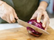 Как мелко порезать лук и&nbsp;не&nbsp;заплакать: блогерши &laquo;Мама шестерых&raquo; и&nbsp;Диана поделились своими лайфхаками
