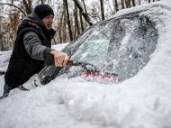 Як&nbsp;не&nbsp;можна очищати машину від льоду та&nbsp;снігу: типові помилки автомобілістів