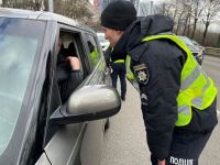 Нужно ли передавать водительские права в руки полиции
