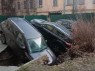 В&nbsp;Киеве на&nbsp;Печерске под асфальт провалились три автомобиля (фото)