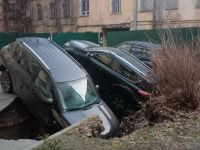 В столичному Музейному перевулку машини провалились під асфальт. Фото з відкритих джерел