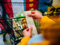 Покупатель изучает чек. Фото tiktok.com