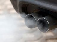 Білий, жовтий, синій, чорний: про яку проблему розповість колір диму з&nbsp;вихлопної труби автомобіля