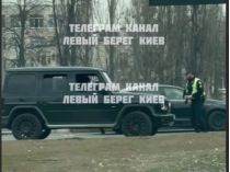 В Киеве полиция ищет водителя "Мерседеса", сбежавшего от патрульных. Фото - скриншот