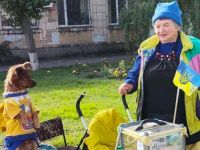 Джекі та 73-річна волонтерка Тетяна Печеніжська з Тростянця