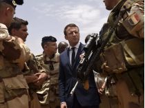 Макрон з військовими. Фото із відкритих джерел