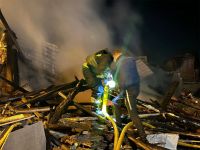 Рятувальники розбирають завали після атаки. Фото ДСНС