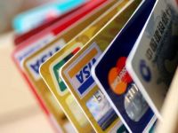 В Україні закінчуються обмеження на карткові перекази