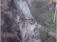 Военные рф используют на фронте самокаты и мотоциклы. Фото - скриншот