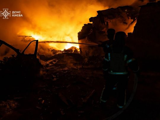 В Києві уламки «шахеда» впали на складське приміщення. Фото ДСНС
