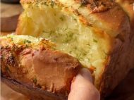 Чесночный хлеб с&nbsp;зеленью и&nbsp;сыром: невероятно ароматный рецепт от&nbsp;фудблогера Юлии Сенич