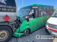 П'ятеро людей постраждали у&nbsp;зіткненні маршрутки з&nbsp;бензовозом у&nbsp;Києві (фото)