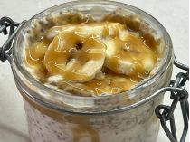Чиа-пудинг с бананом и арахисовой пастой
