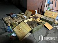 В Києві знайшли великий сховок зі зброєю в Деснянському районі. Фото ДБР