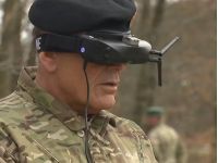 Головнокомандувач Пітер Бойсен перевіряє нові окуляри для керування ударними дронами. Фото TV 2