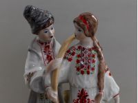 Порцелянова фігурка. В. Мусієнко «Несе Галя воду». Київський експериментальний кераміко-художній завод. 1993
