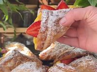 Как приготовить нежные слойки с кремом и клубникой