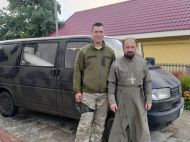 Дорогі джипи й&nbsp;пікапи замість нової церкви: священник з&nbsp;Полтавщини став військовим волонтером