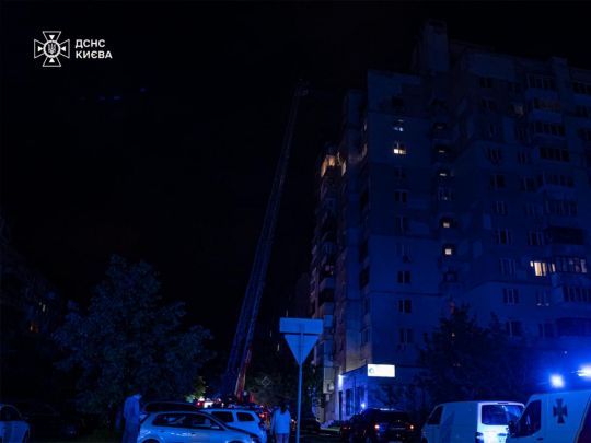 Наслідки атаки дронів у Києві. Фото ДСНС