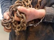&laquo;Перевиховання&raquo; по-закарпатськи: пенсіонер на&nbsp;десять днів посадив на&nbsp;ланцюг свою 68-річну дружину