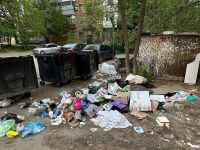 Сміттєзвалище між будинків
