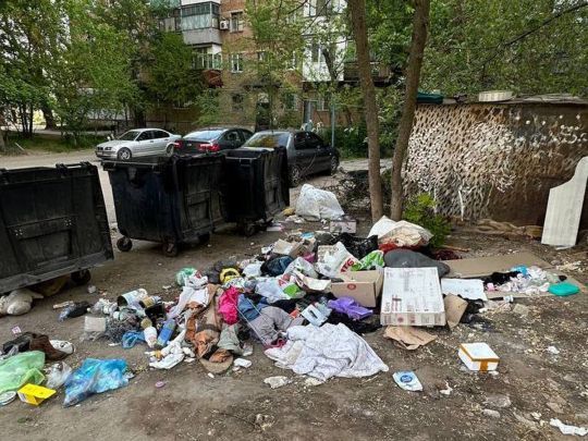 Сміттєзвалище між будинків