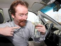 Юрист пояснив, чому не можна пити алкоголь в авто