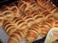 Румʼяні, запашні, з&nbsp;ніжним вершковим кремом: відома кулінарка поділилася рецептом домашніх булочок, які нікого не&nbsp;залишать байдужими