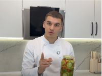 Іван Янюк показав, як готує огірки, фото скріншот відео