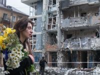 девушка возле поврежденного взрывом дома
