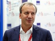 Бос світових шахів на&nbsp;зустрічі з&nbsp;Карповим потис руку вбивці українців: момент потрапив на&nbsp;відео